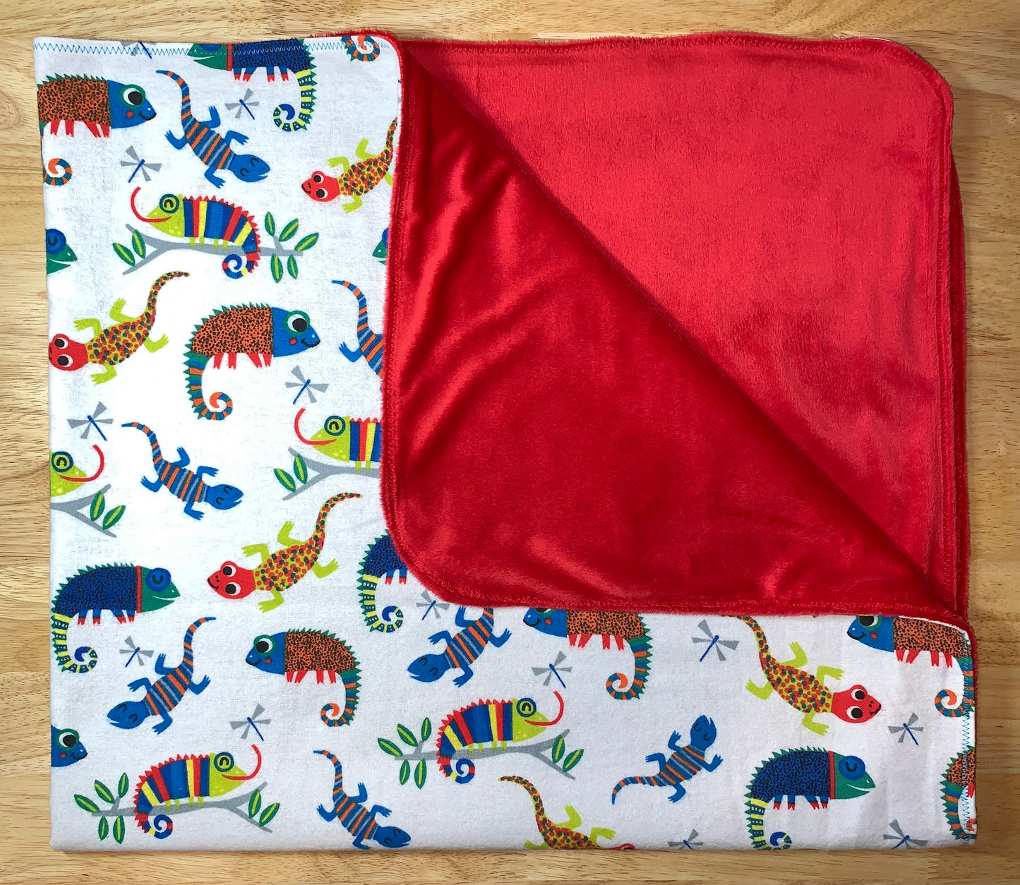 🦎Gecko print Minky and Flannel Crib blanket